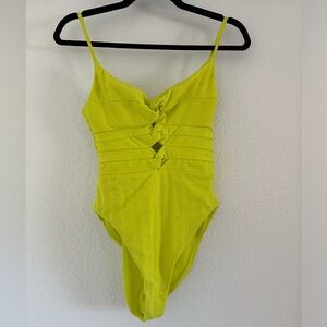 ✨NWOT✨BECCA Twist Swimsuit